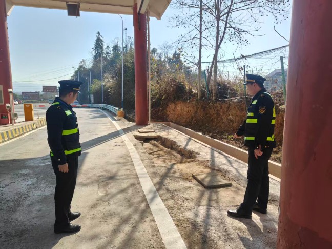 2026年1月13日，S25沿榕高速思剑段镇远片区管段，镇远西收费站，贵州省交通运输综合行政执法七支队六大队,执法人员检查收费通道路面情况，贵州省交通运输综合行政执法七支队六大队（马威 摄）.jpg