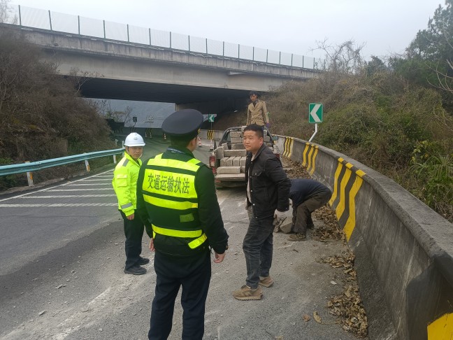 2026年1月12日，S25沿榕高速思剑段镇远片区管段，白杨坪服务区，贵州省交通运输综合行政执法七支队六大队,执法人员检查路面情况，贵州省交通运输综合行政执法七支队六大队（马威 摄）.jpg