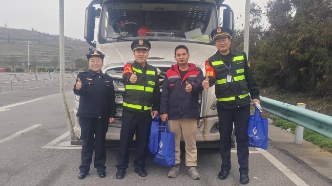 2026年2月12日，S25沿榕高速思剑段镇远管段白杨坪服务区，贵州省交通运输综合行政执法七支队六大与货车司机合影。，贵州省交通运输综合行政执法七支队六大队（杨富  摄） .jpg