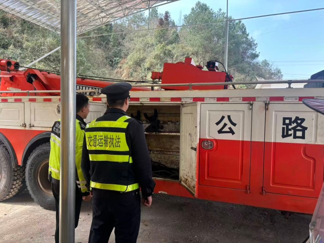 2026年3月5日，S25沿榕高速思剑段第四片区中心综合管理站，贵州省交通运输综合行政执法七支队六大队执法人员查看救援设备情况，贵州省交通运输综合行政执法七支队六大（高源 摄影）.jpg