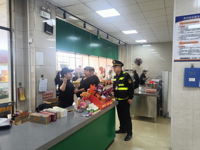 2026年2月23日，S25沿榕高速思剑段镇远管段服务区，贵州省交通运输综合行政执法七支队六大队执法人员检查服务食品。贵州省交通运输综合行政执法七支队六大队（冯绍阳 摄）  (2).jpg