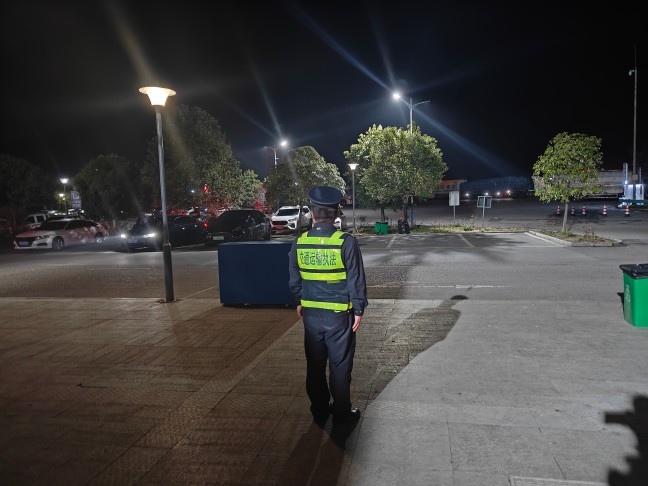2026年3月11日，S25沿榕高速思剑段镇远管段服务区，贵州省交通运输综合行政执法七支队六大队执法人员夜间值守。贵州省交通运输综合行政执法七支队六大队（杨富 摄） .jpg