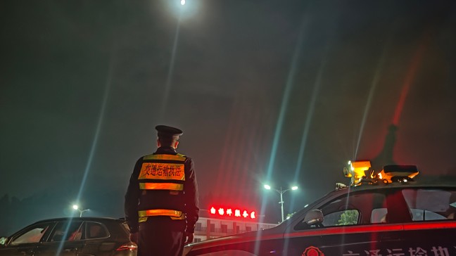 2026年3月5日，S25沿榕高速思剑段白杨坪服务区上行，贵州省交通运输综合行政执法七支队六大队执法人员夜间值守，贵州省交通运输综合行政执法七支队六大队，（马威 摄影）.jpg