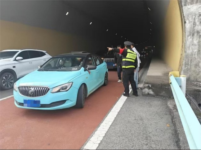 2026年2月23日，S25沿榕高速思剑段镇远管段，贵州省交通运输综合行政执法七支队六大队执法人员在拥堵现场安抚驾驶员。贵州省交通运输综合行政执法七支队六大队（高源  摄）.jpg