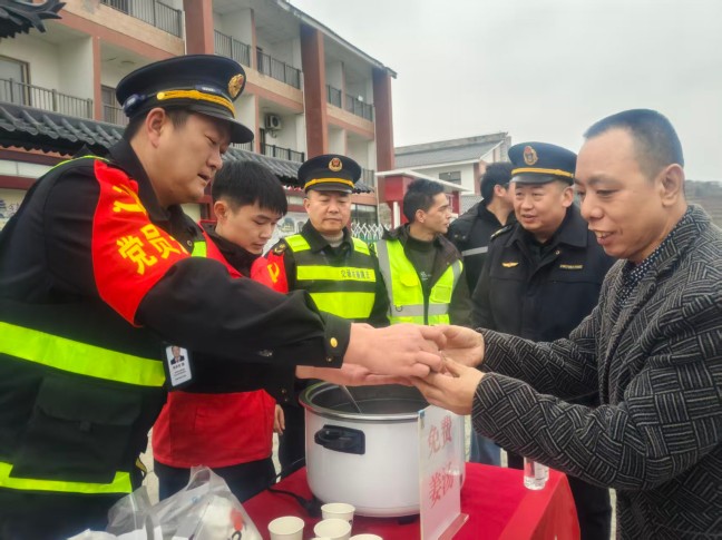 2026年2月12日，S25沿榕高速思剑段镇远管段白杨坪服务区，贵州省交通运输综合行政执法七支队六大执法人员给司乘人员递姜茶，贵州省交通运输综合行政执法七支队六大队（杨富 摄） .jpg.jpg