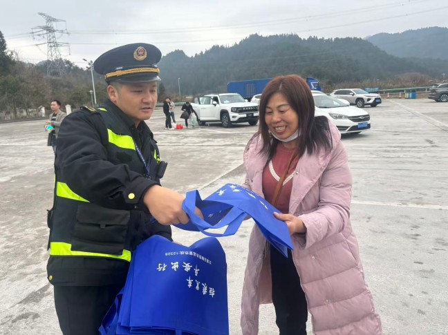 2月15日，S25沿榕高速思剑段镇远管段服务区，贵州省交通运输综合行政执法七支队六大队执法人向司乘人员发放方便袋，贵州省交通运输综合行政执法七支队六大队（杨富 摄） .jpg