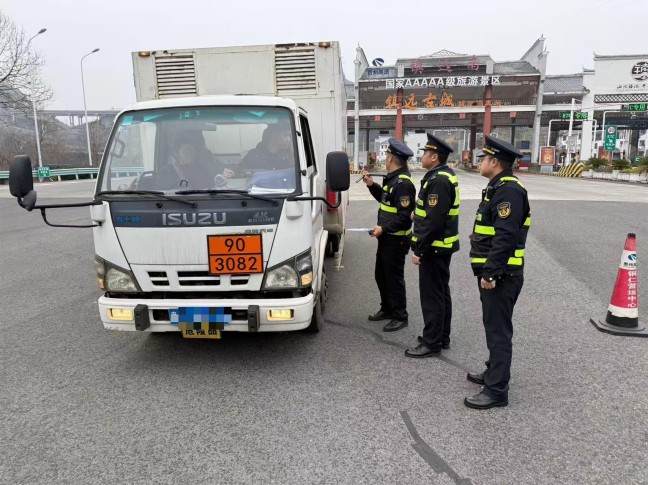 2月15日，S25沿榕高速思剑段镇远管段，贵州省交通运输综合行政执法七支队六大队执法人员镇远南收费站外广场检查危化品车辆，贵州省交通运输综合行政执法七支队六大队（杨富 摄）.jpg