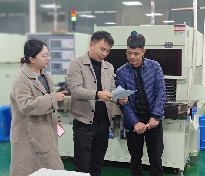 党员干部深入项目一线指导企业建设.jpg 党员干部深入项目一线指导企业建设.jpg