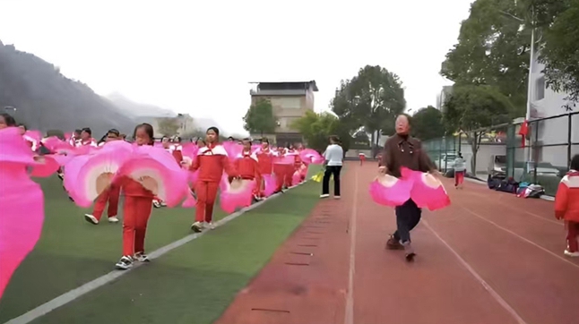 花灯进校园.jpg 花灯进校园.jpg