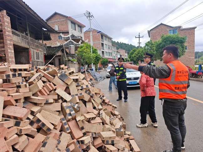 S509镇岑线，贵州省交通运输综合行政执法七支队六大队、镇远公路管理段联合开展法律法规宣传责令当事人占道堆放建筑材料  （姜永恒  拍摄）.jpg