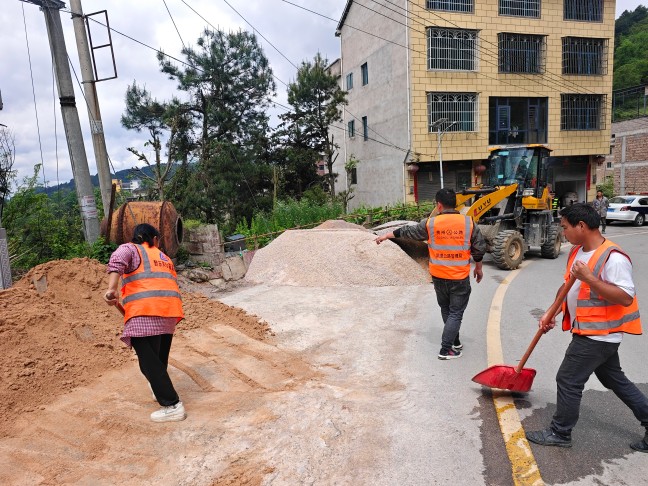 S509镇岑线，贵州省交通运输综合行政执法七支队六大队、镇远公路管理段联合清理建筑材料  （姜永恒  拍摄）.jpg