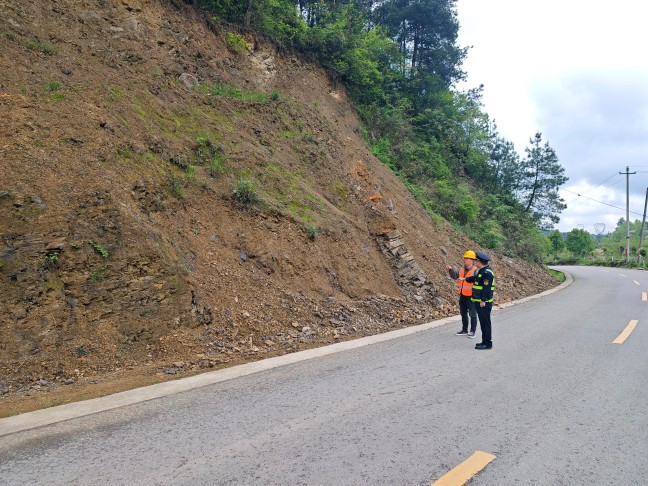 S509镇岑线，贵州省交通运输综合行政执法七支队六大队、镇远公路管理段联合开展排查  （姜永恒  拍摄）.jpg