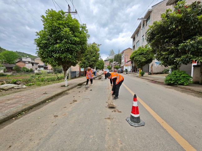 S509镇岑线，贵州省交通运输综合行政执法七支队六大队、镇远公路管理段联合加强养护及时清楚路面污染物  （熊江波拍摄）.jpg