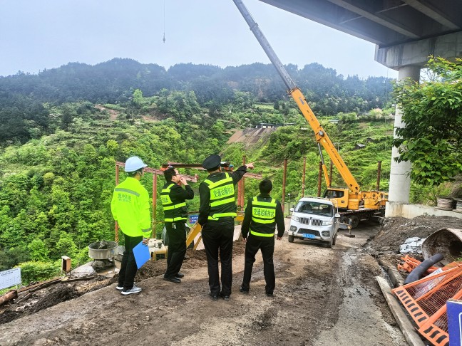 2026年4月16日，S25沿榕高速思剑段镇远片区管段报京高架桥桥下，联合检查组检查高墩作业，贵州省交通运输综合行政执法七支队六大队（高源 摄） .jpg