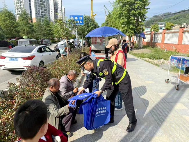 2026年4月30日，镇远县第四小学，执法人员向接送学生家长开展宣传，省交通运输综合行政执法七支队六大队（李森印  摄）_副本.jpg