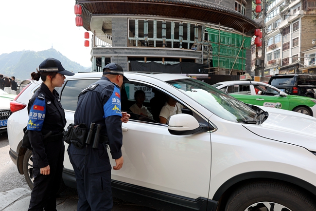 旅游警察护航五一假期 (3)_副本.jpg