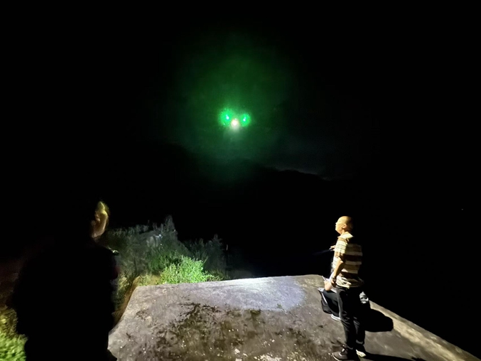 搜救人员夜晚搜寻.jpg