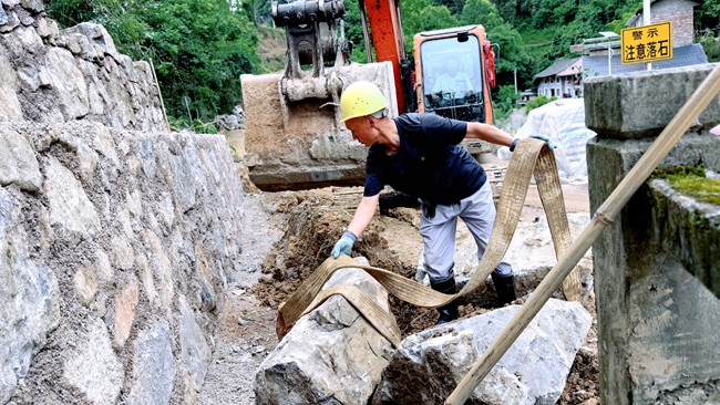 施工人员修边坡现场5.jpg